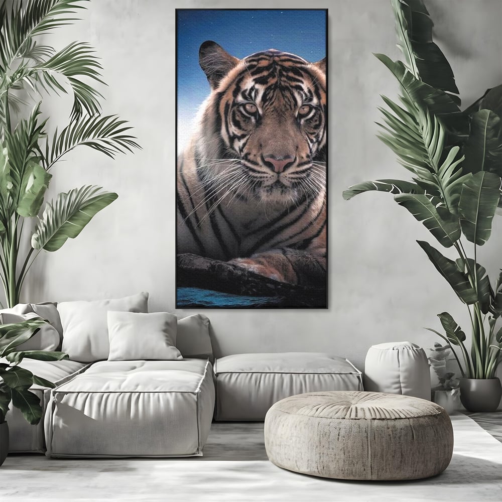Tablou canvas cu tablou canvas cu tigru la lumina stelelor, in rama de aluminiu negru, pe perete intr-un living
